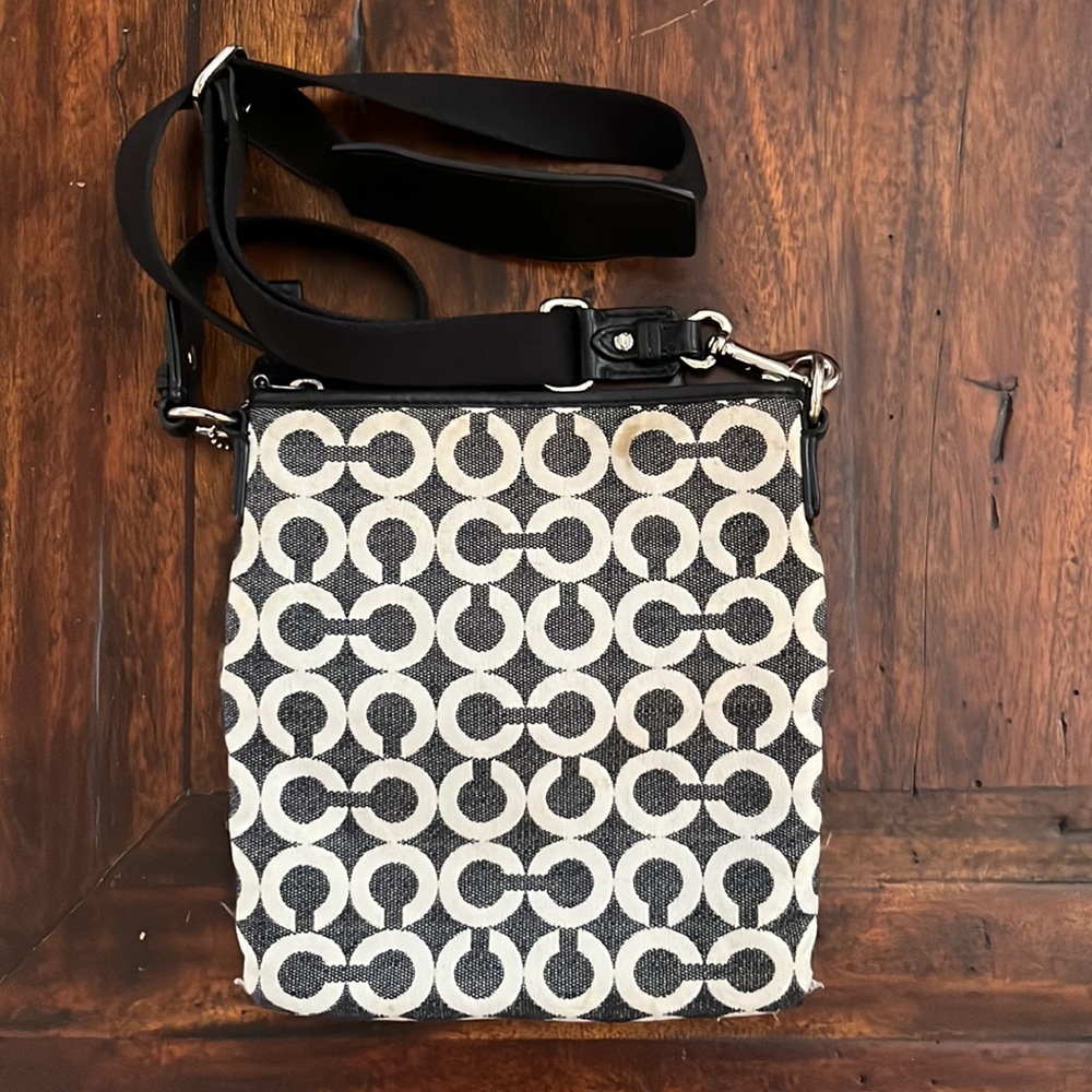 Coach Black/White Leather/Canvas PEYTON SIGNATURE SWING PACK CrossBody Bag 43466 - Picture 3 of 5